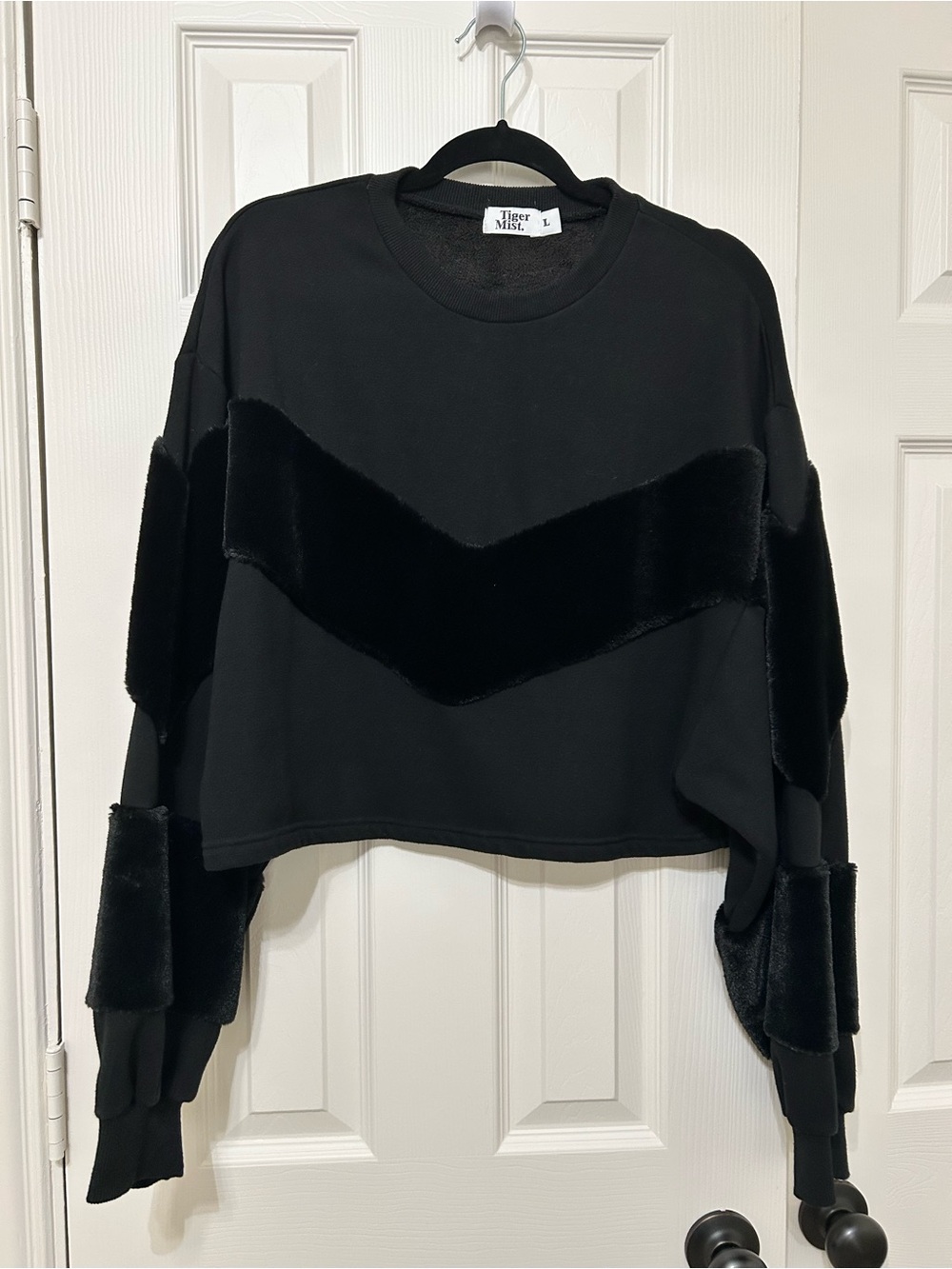 Tiger Mist Lindsay Black Cropped Faux-Fur Chevron Jumper sz L